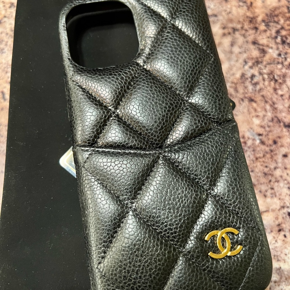 CHANEL Black Quilted Leather Phone Case - Picture 3 of 12